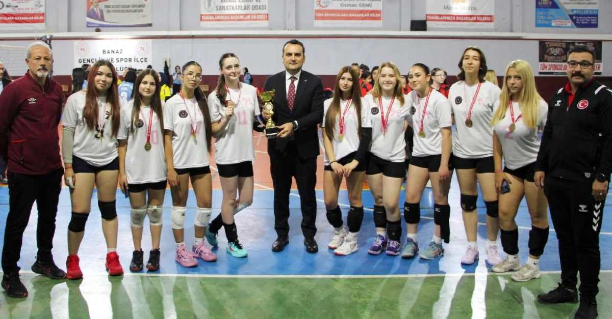 CUMHURİYET BAYRAMI VOLEYBOL TURNUVASI TAMAMLANDI