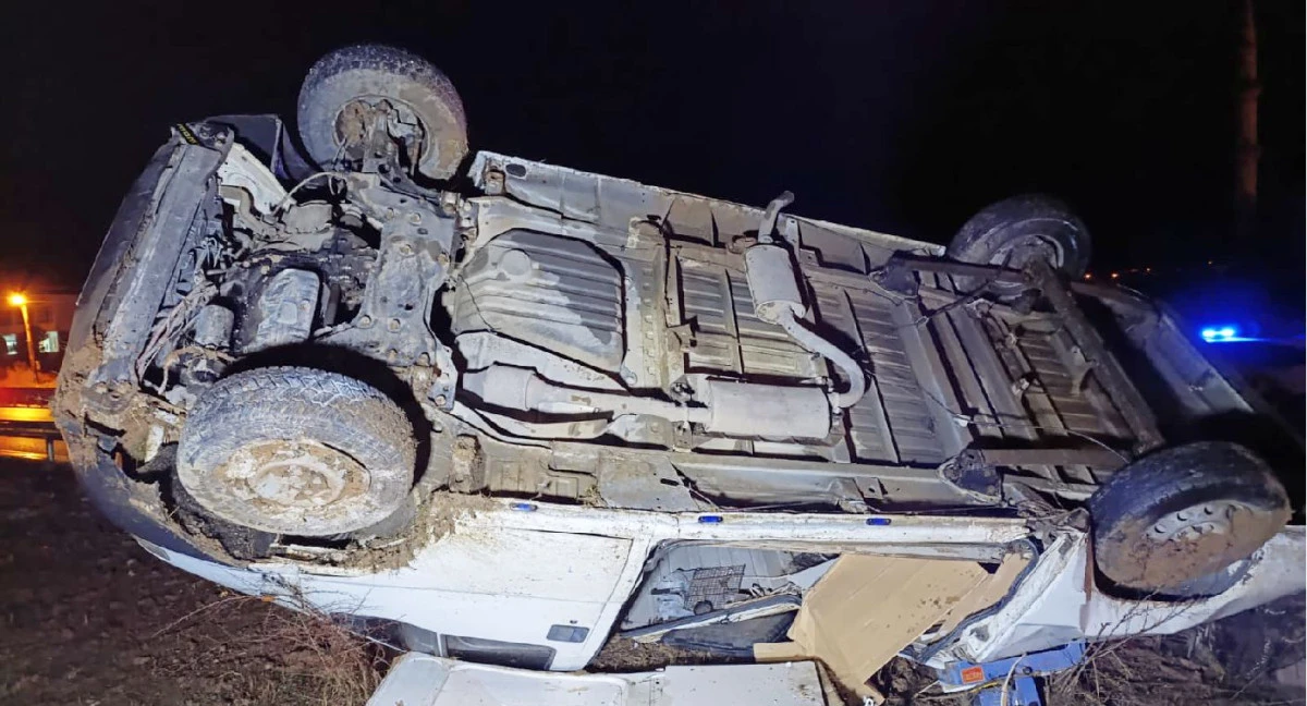 DEVRİLEN MİNİB&Uuml;STE BABA-OĞUL YARALANDI