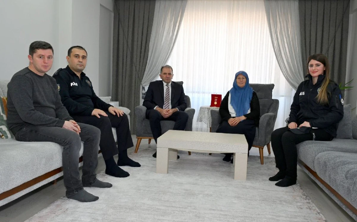 İL EMNİYET M&Uuml;D&Uuml;R&Uuml; &Ccedil;İFT&Ccedil;İ&rsquo;DEN ŞEHİT AİLELERİNE ZİYARET