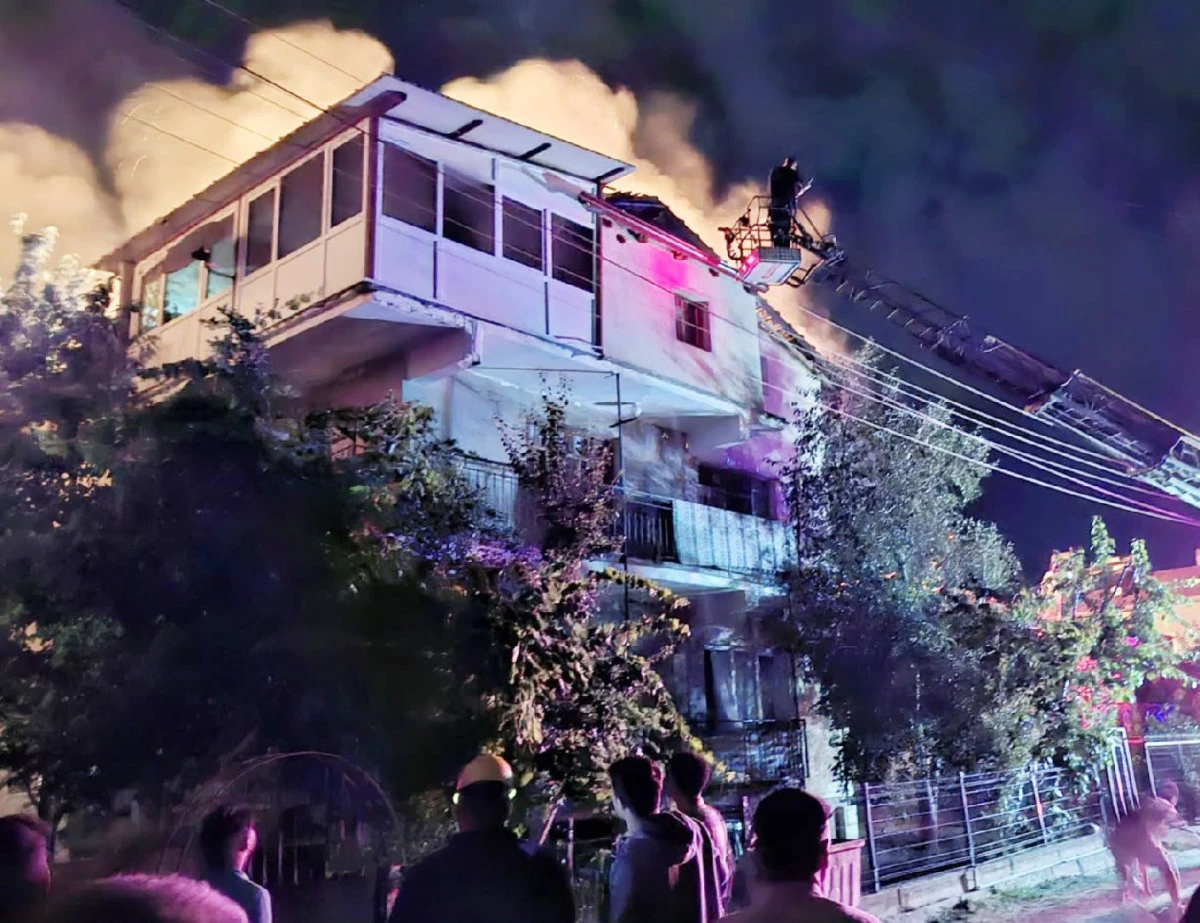 İL&Ccedil;EMİZDE EVİN &Ccedil;ATISINDA KORKUTAN YANGIN