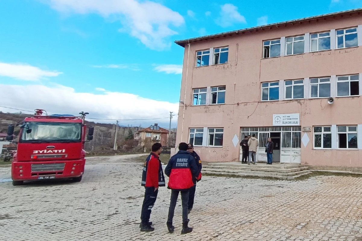 KULLANILMAYAN OKULDA YANGIN &Ccedil;IKTI