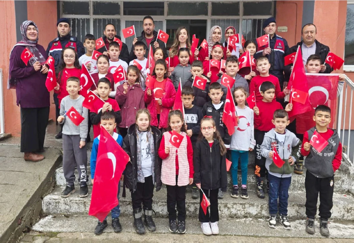 OKULLAR &ldquo;BAYRAK SEVGİSİ&rdquo; DERSİYLE BAŞLADI