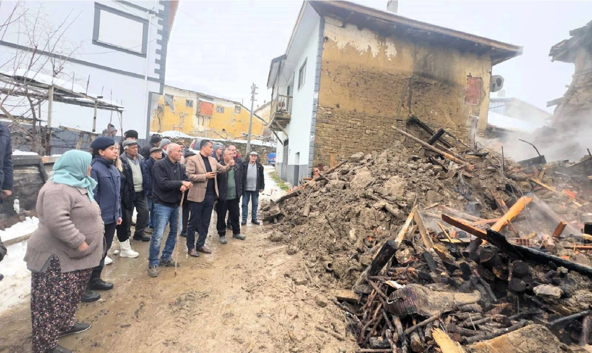 PAŞACIK K&Ouml;Y&Uuml;NDE EV TAMAMEN YANDI