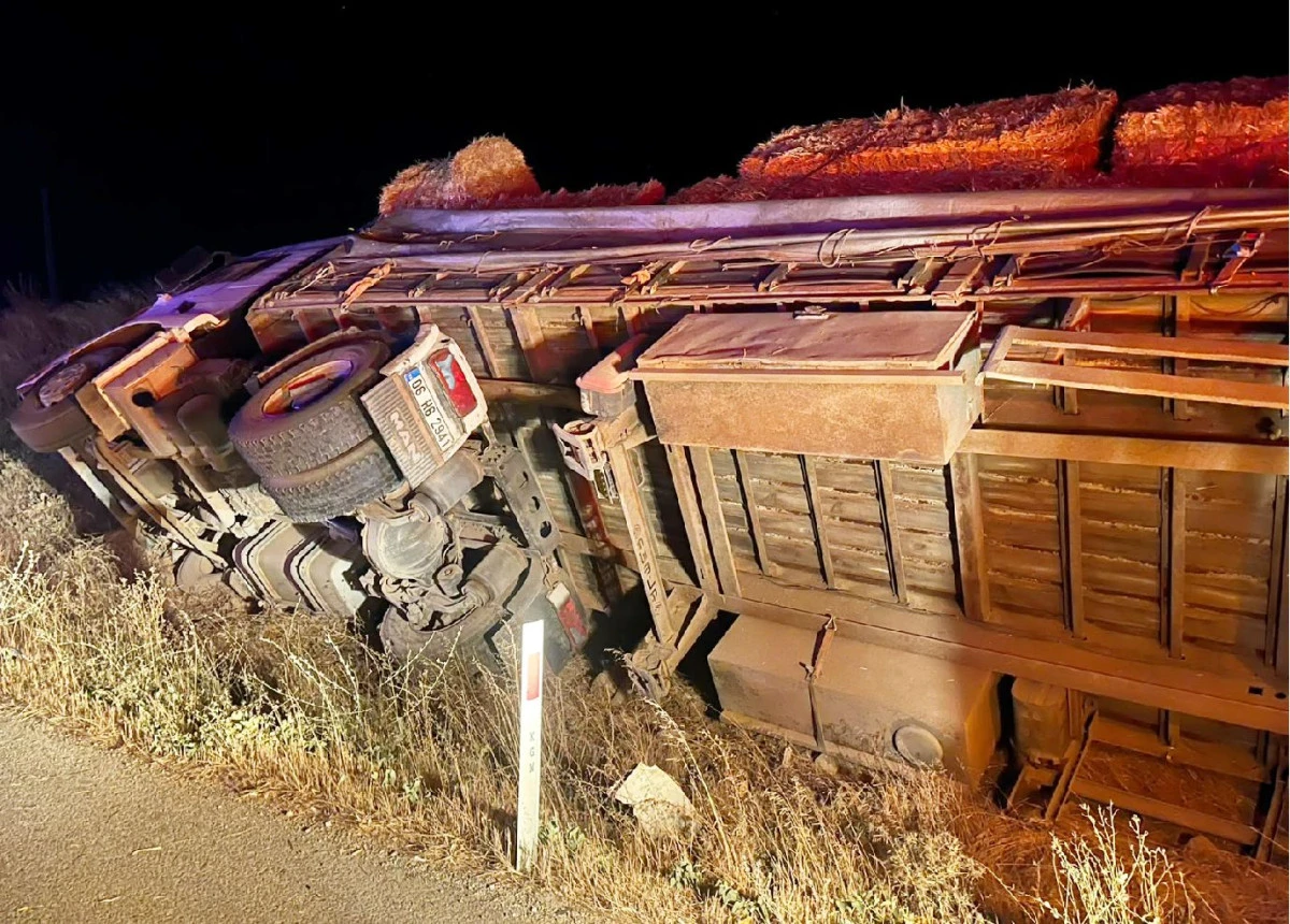 SAMAN Y&Uuml;KL&Uuml; TIR DEVRİLDİ