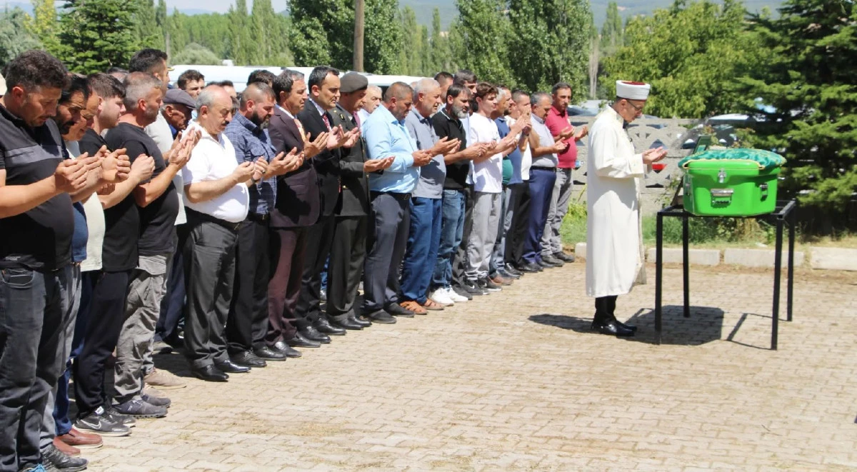 ŞEHİT TUNCAY DURMUŞ&rsquo;UN BABASI MEHMET DURMUŞ SON YOLCULUĞUNA UĞURLANDI