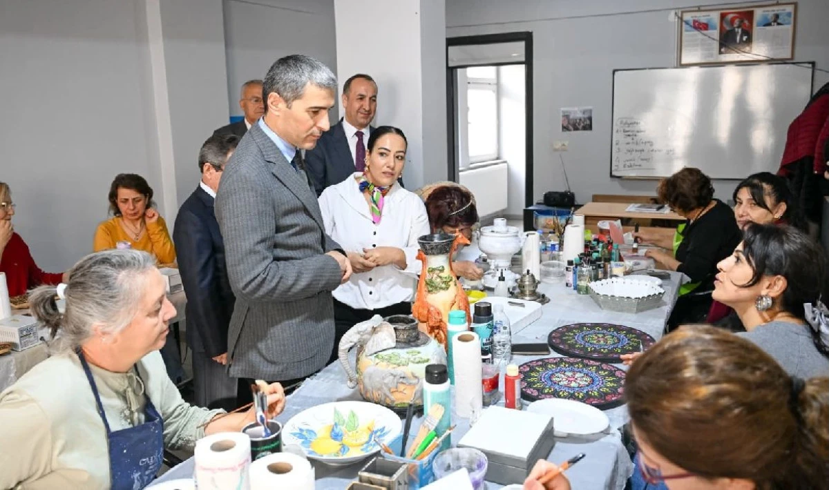 UŞAK VALİSİ AKTAŞ&rsquo;TAN HALK EĞİTİMİ MERKEZİ&rsquo;NE ZİYARET