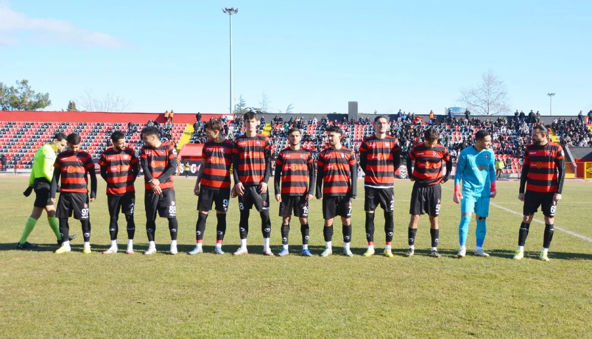 UŞAKSPOR LİDERLE PUANLARI PAYLAŞTI