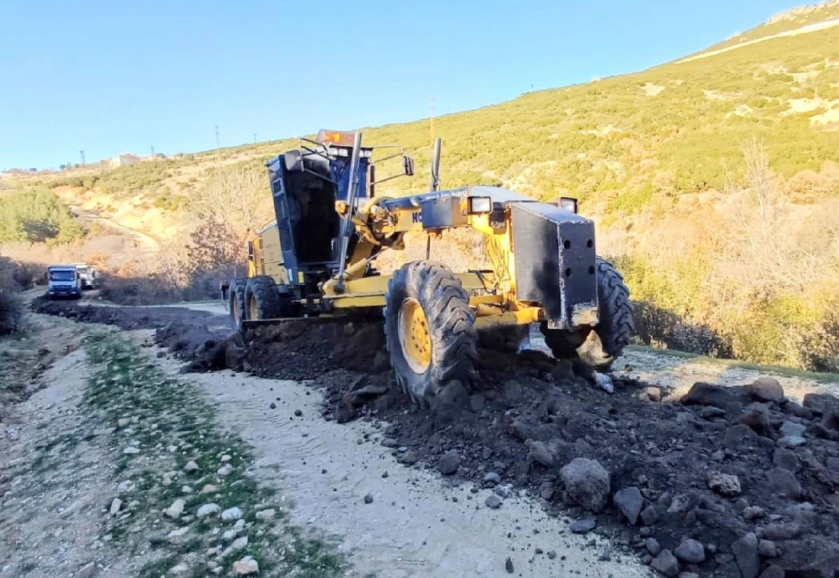 UŞAK&rsquo;TA K&Ouml;Y YOLLARINDA &Ccedil;ALIŞMALAR S&Uuml;R&Uuml;YOR
