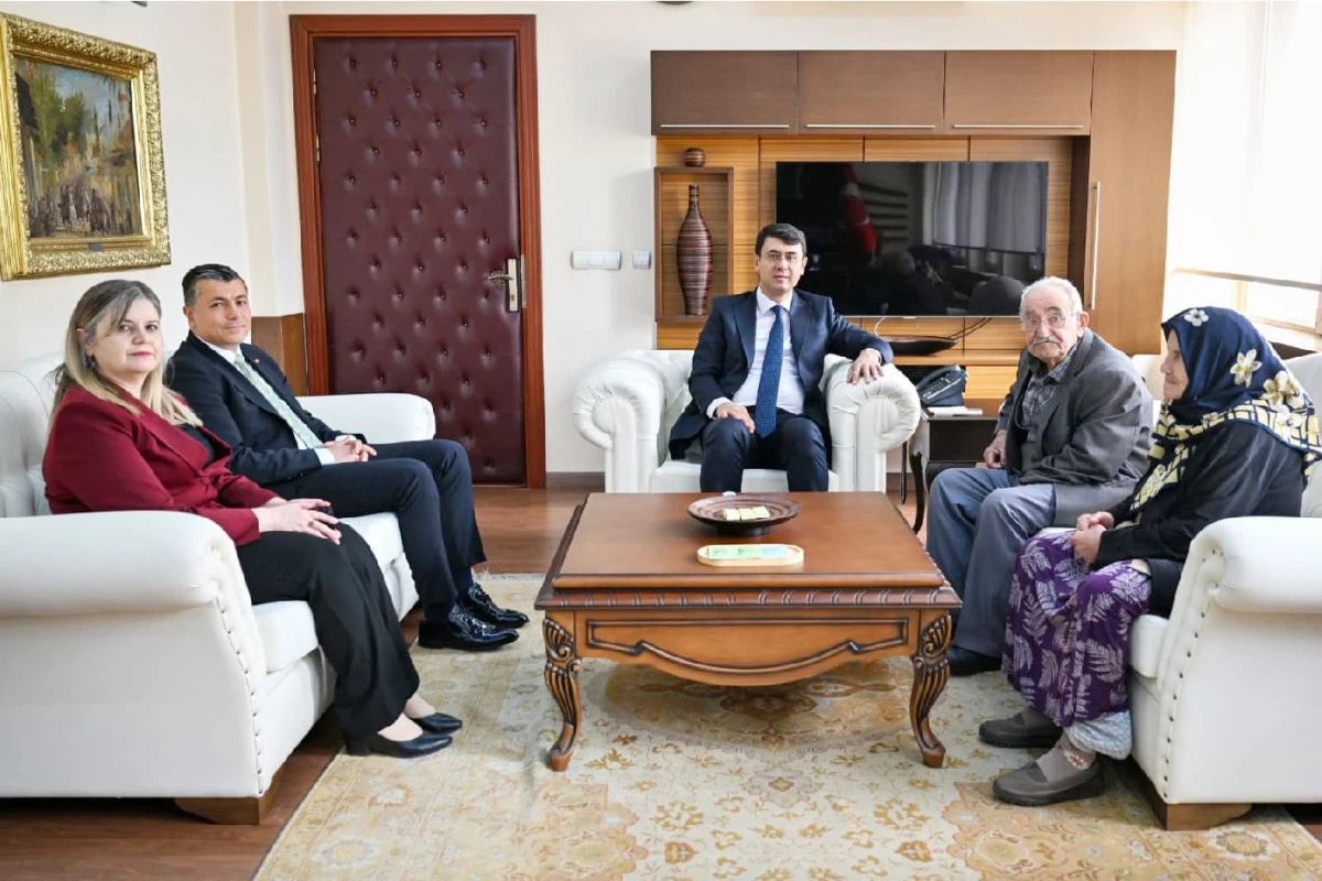 VALİ KARTAL ŞEHİT AİLESİNİ MAKAMINDA AĞIRLADI
